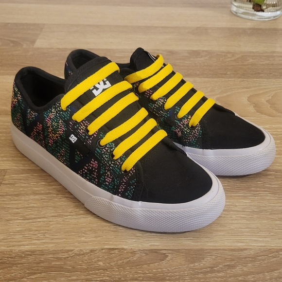 DC Shoes 'Manual TX LE' Black Sneakers with Yellow Laces - Picture 3 of 8